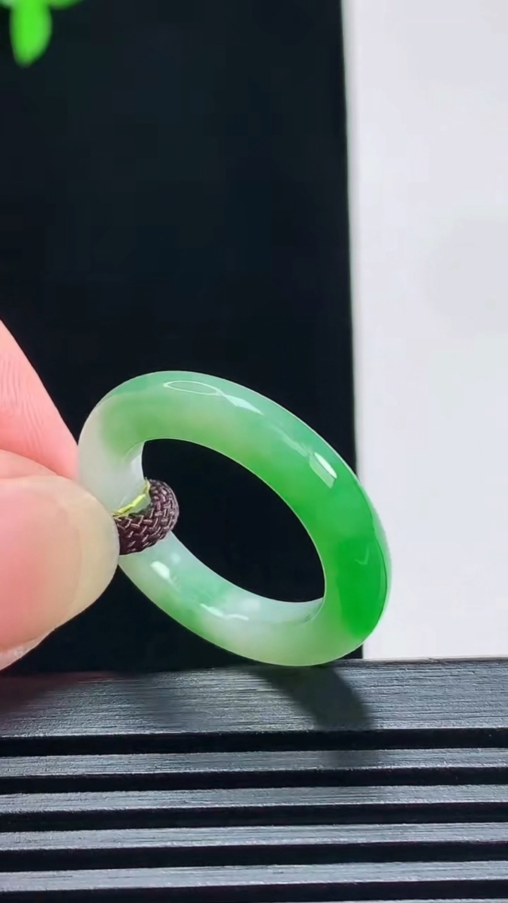 天然A货翡翠玉指环 戒指，尺寸17.5-4-3.8 重量:3.35g2026年7月9日
工厂直销收藏佳品,种好水足，色泽均匀，有种有色，上手高大气！