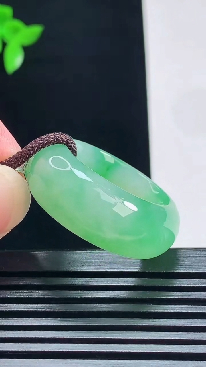 天然A货翡翠玉指环 戒指，尺寸19.8-10.8-5.8 重量:13.22g2026年7月9日
工厂直销收藏佳品,种好水足，色泽均匀，有种有色，上手高大气！