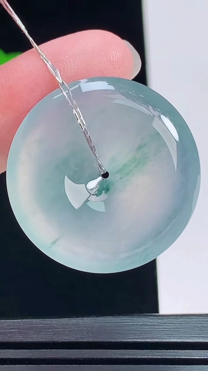 天然A货翡翠种飘花平安扣吊坠，尺寸29-6 重量:10.16g
7月9日
