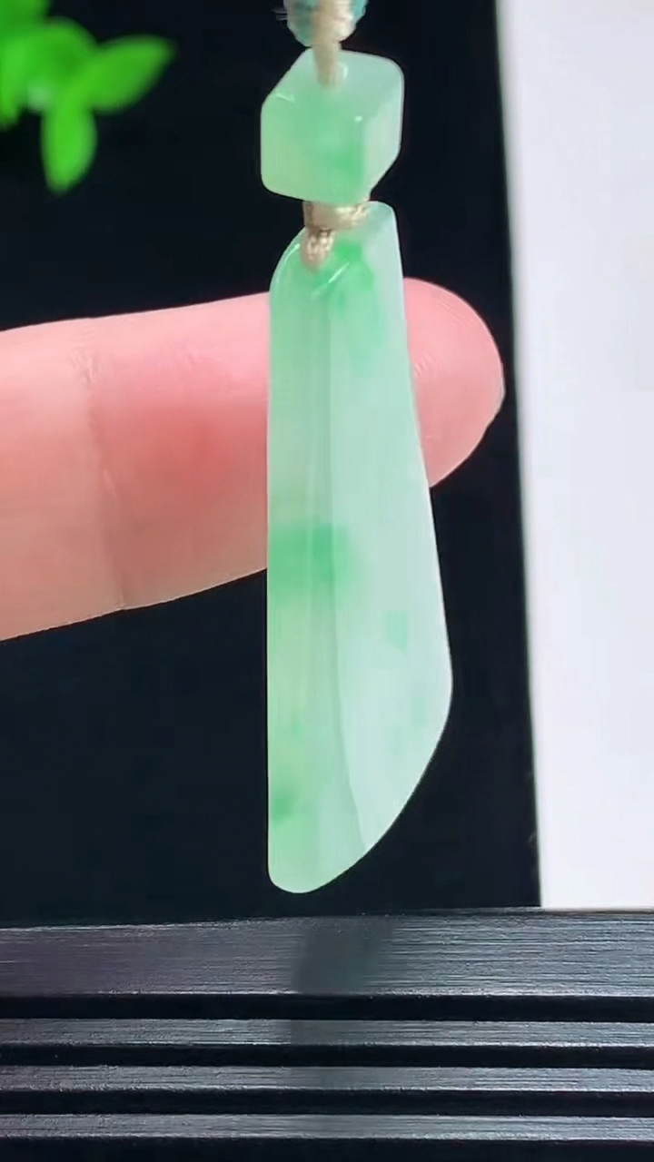 天然A货翡翠无事牌吊坠，尺寸35-20-4.3 重量:6.81g
7月9日