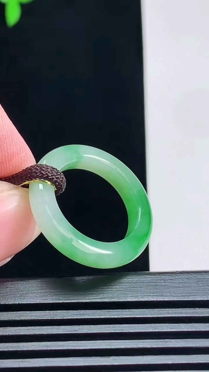 天然A货翡翠玉指环 戒指，尺寸17.5-4-3.8 重量:3.35g2026年7月9日
工厂直销收藏佳品,种好水足，色泽均匀，有种有色，上手高大气！
