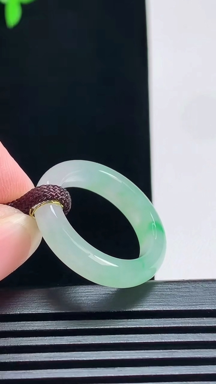 天然A货翡翠玉指环 戒指，尺寸18.5-5-3.6 重量:4.24g2026年7月9日
工厂直销收藏佳品,种好水足，色泽均匀，有种有色，上手高大气！