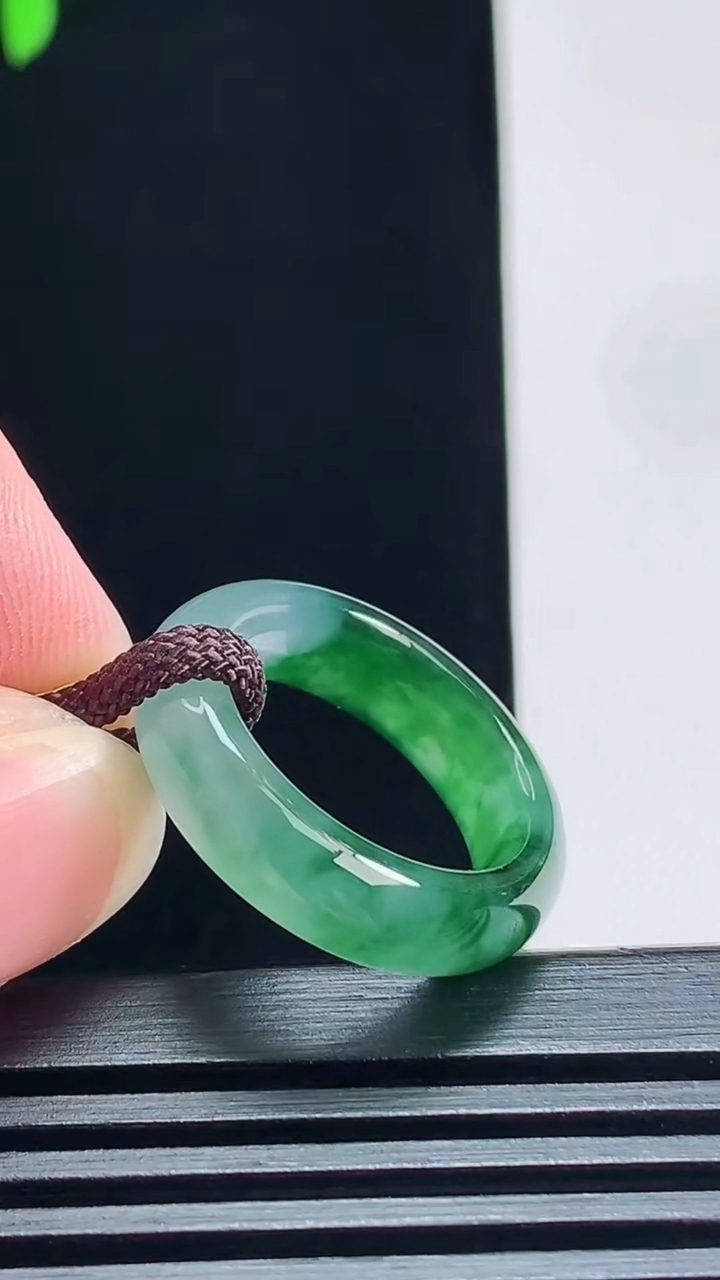 天然A货翡翠玉指环 戒指，尺寸16.8-5.6-3.5 重量:3.85g2026年7月9日
工厂直销收藏佳品,种好水足，色泽均匀，有种有色，上手高大气！