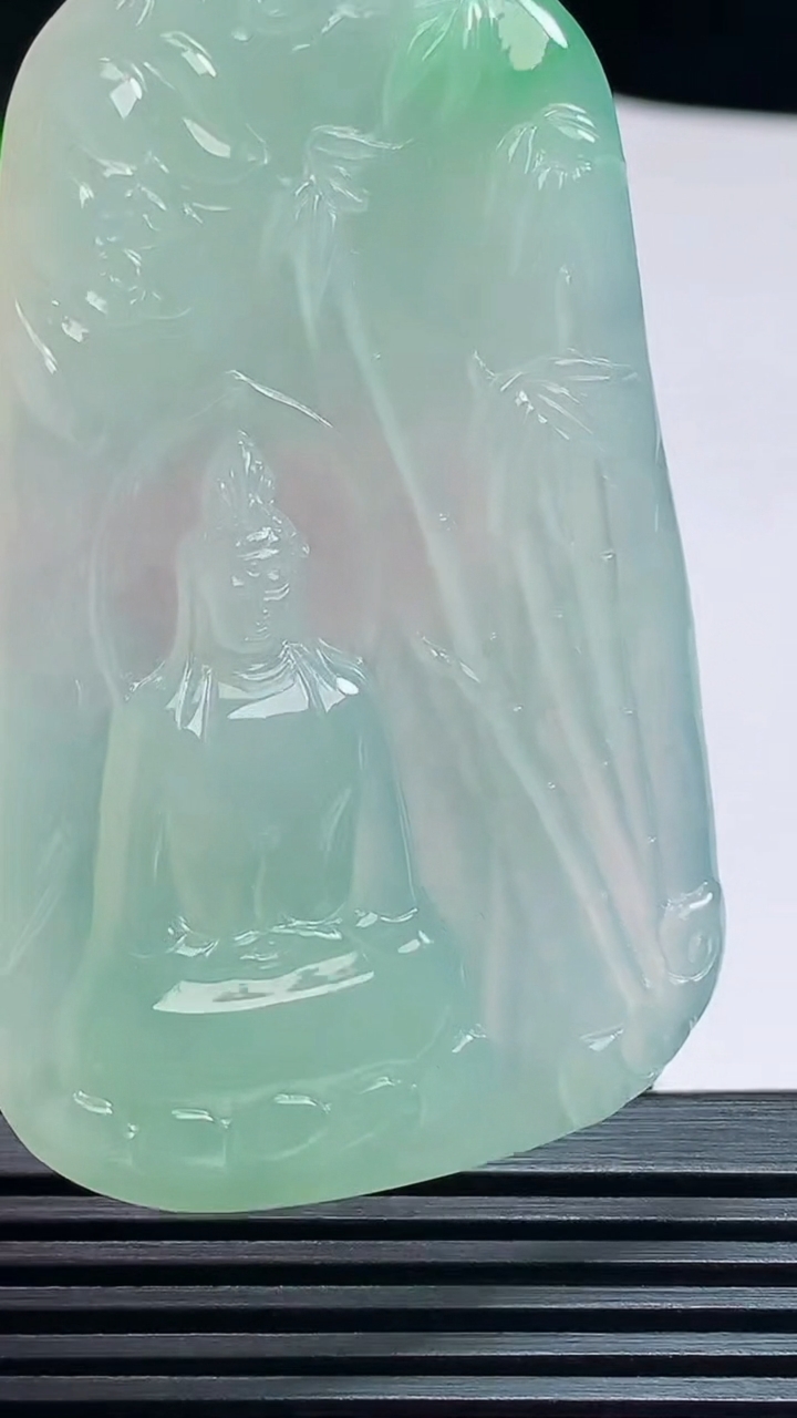 天然A货翡翠观音菩萨吊坠，尺寸62-40-5.8 重量:33.65g
7月9日