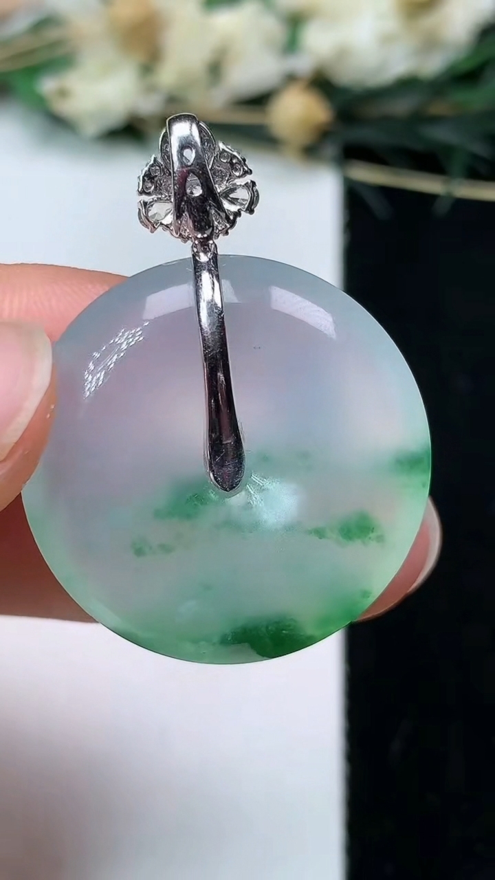 天然A货翡翠平安扣吊坠，尺寸26.3-5.9，重量:9.16g
7月9日