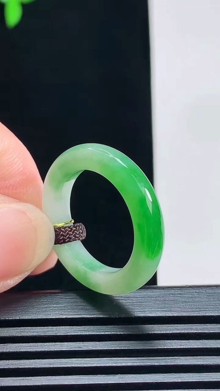 天然A货翡翠玉指环 戒指，尺寸17.5-4-3.8 重量:3.35g2026年7月9日
工厂直销收藏