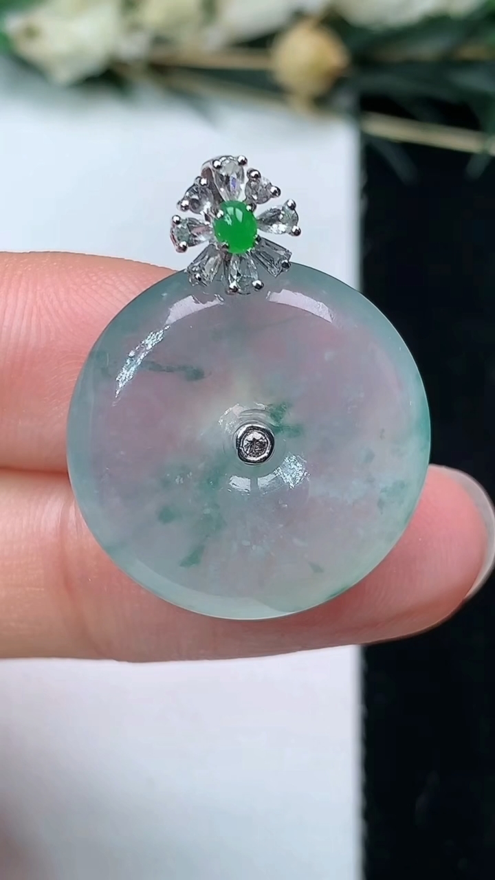 天然A货翡翠飘花平安扣吊坠，尺寸20.6-5.4，重量:5.62g
7月9日