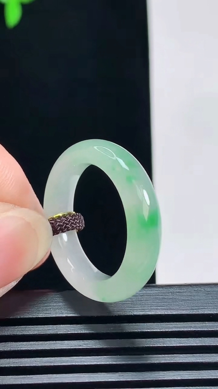天然A货翡翠玉指环 戒指，尺寸18.5-5-3.6 重量:4.24g2026年7月9日
工厂直销收藏佳品,种好水足，色泽均匀，有种有色，上手高大气！