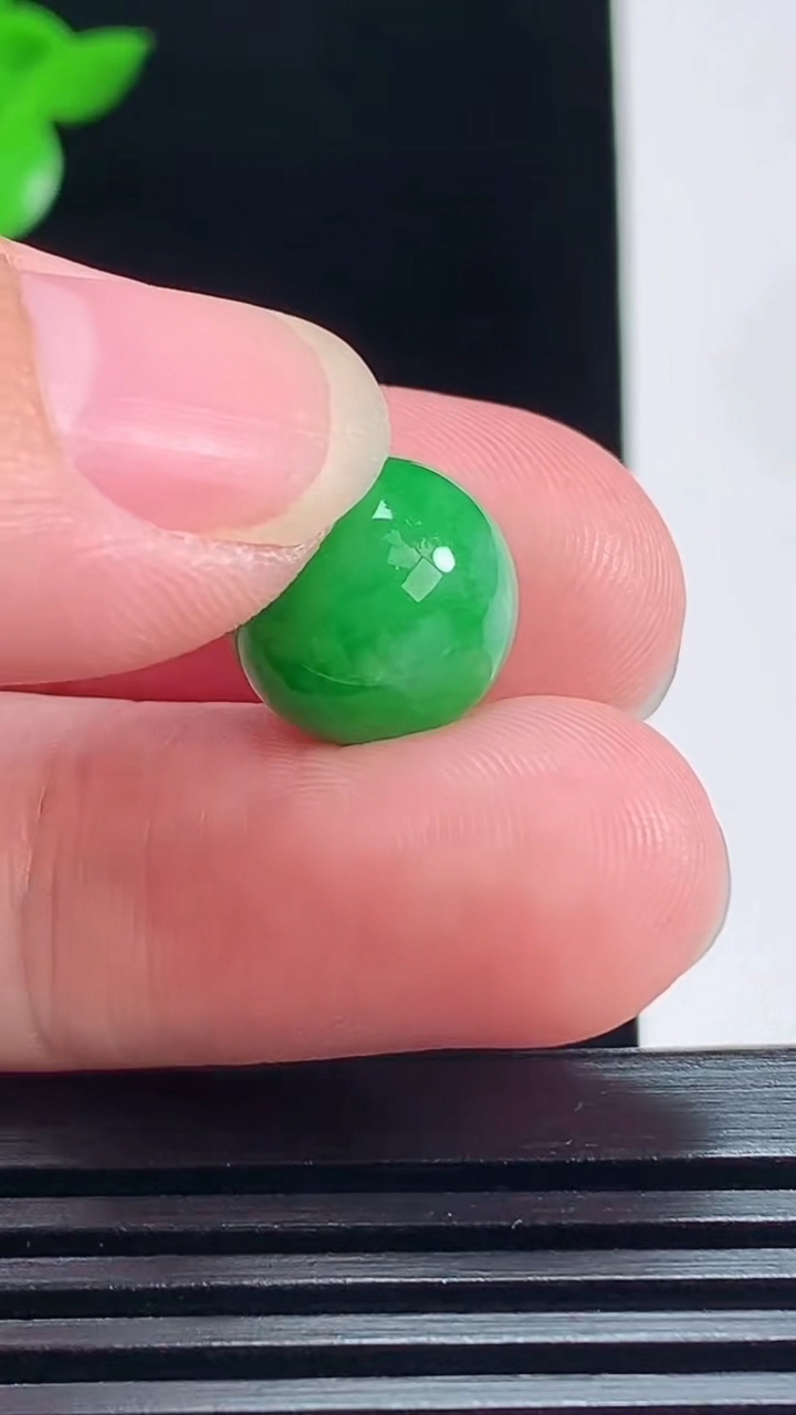 天然A货翡翠圆珠镶嵌件，尺寸12 重量:3.00g
7月9日