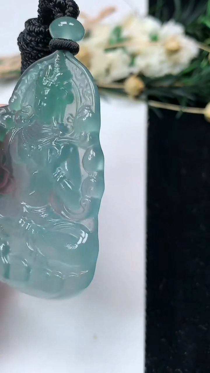 天然A货翡翠蓝水观音菩萨吊坠，尺寸52.7-38.6-5.2，重量:23.12g
7月9日