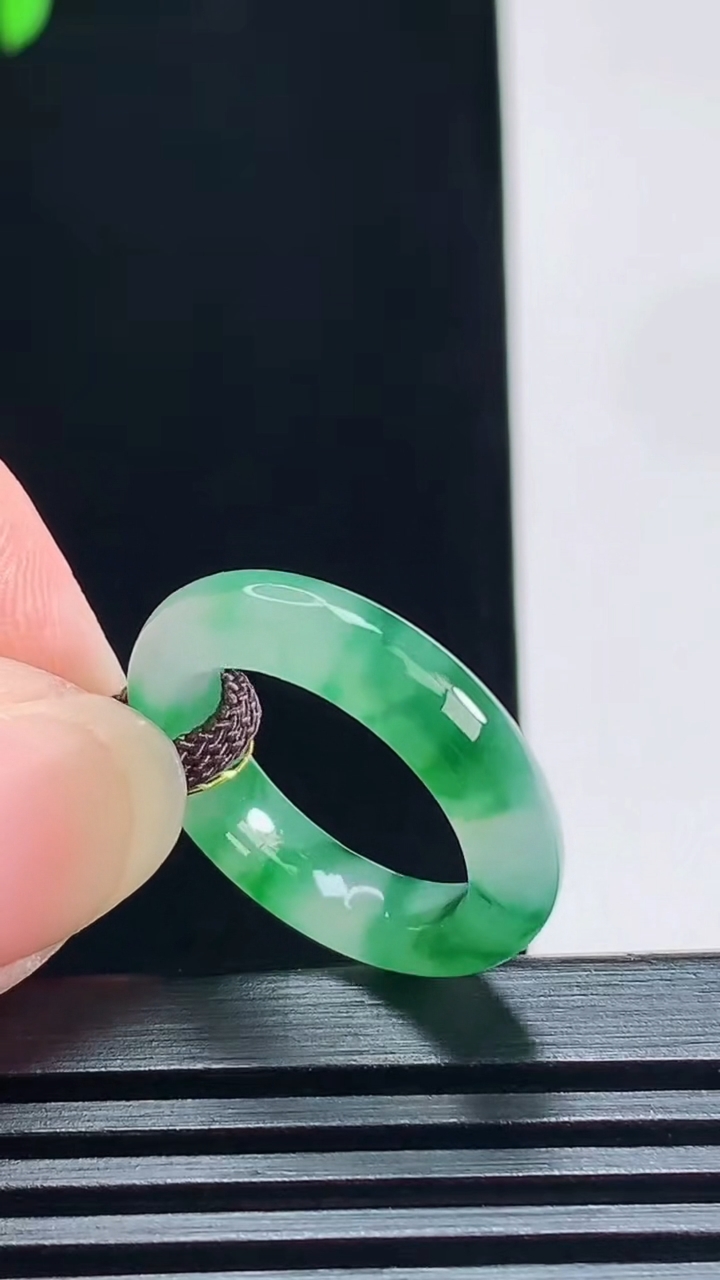 天然A货翡翠玉指环 戒指，尺寸16.3-4.2-3.5 重量:3.00g2026年7月9日
工厂直销收藏佳品,种好水足，色泽均匀，有种有色，上手高大气！