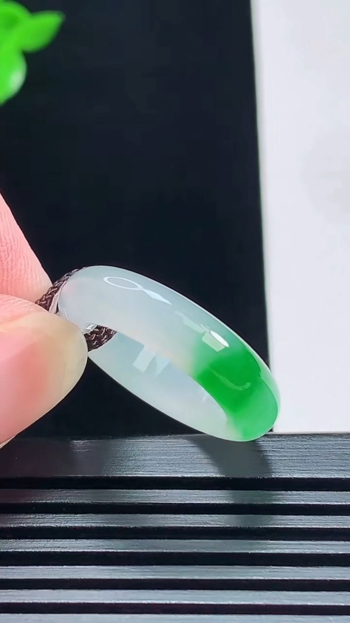 天然A货翡翠玉指环 戒指，尺寸16.3-5.5-4 重量:4.46g2026年7月9日
工厂直销收藏佳品,种好水足，色泽均匀，有种有色，上手高大气！