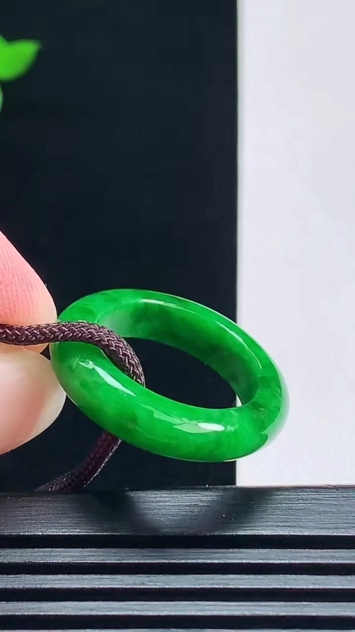 天然A货翡翠玉指环 戒指，尺寸17.5-5.2-3.6 重量:4.00g2026年7月9日
工厂直销收藏佳品,种好水足，色泽均匀，有种有色，上手高大气！