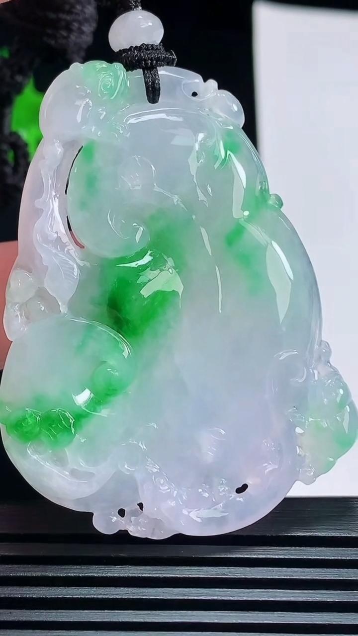 天然A货翡翠如意吊坠，尺寸56-43-5 重量:27.16g
7月9日