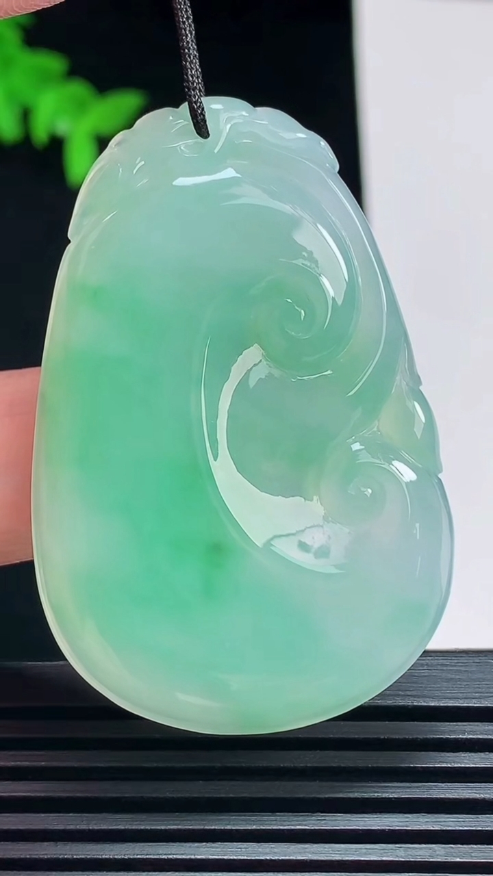 天然A货翡翠如意吊坠，尺寸49.6-33-4.8 重量:15.55g
7月9日
