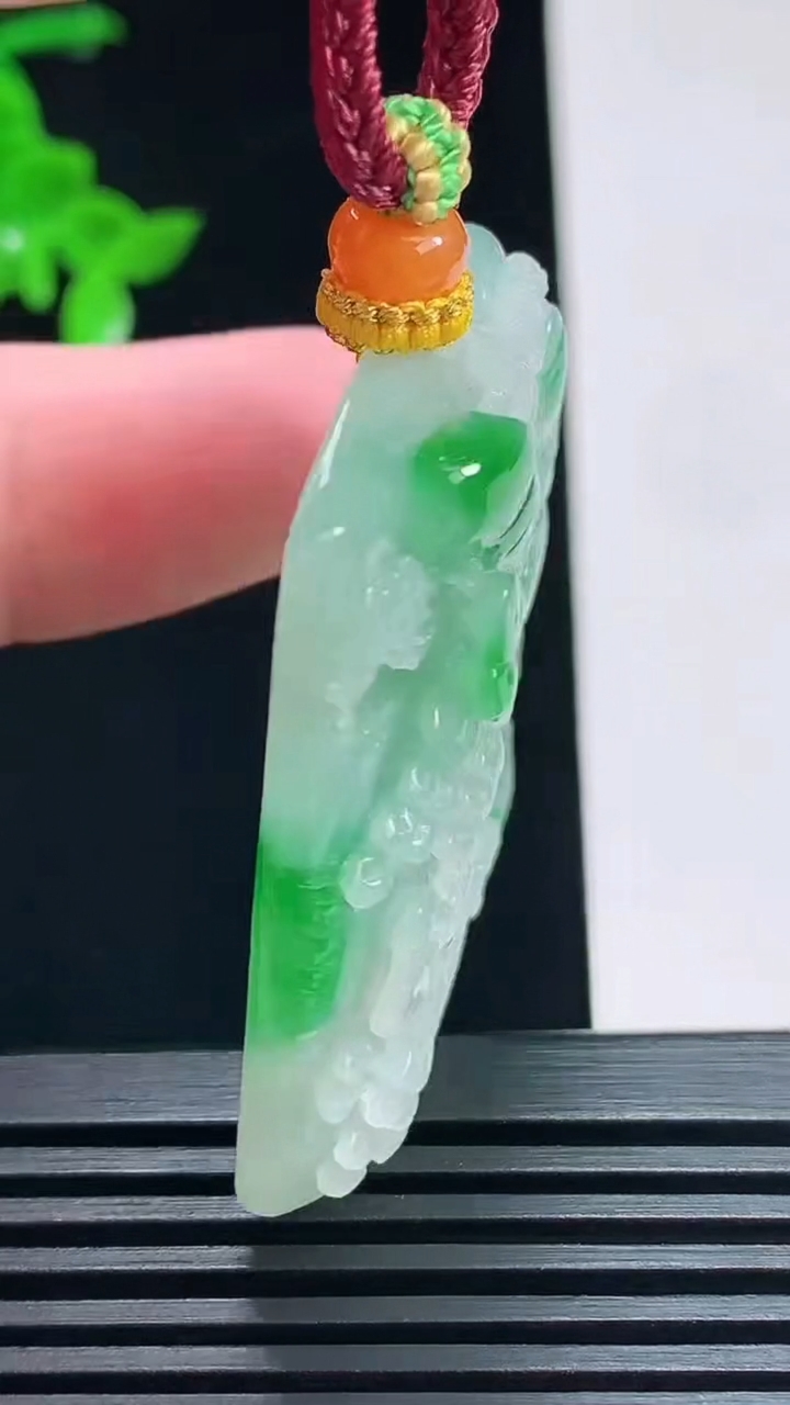 天然A货翡翠山水牌吊坠，尺寸41.5-34.6-9 重量:30.26g
7月9日
