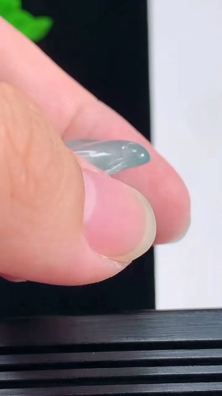 天然A货翡翠九尾狐吊坠，尺寸33.8-15-4.2 重量:4.00g
7月9日