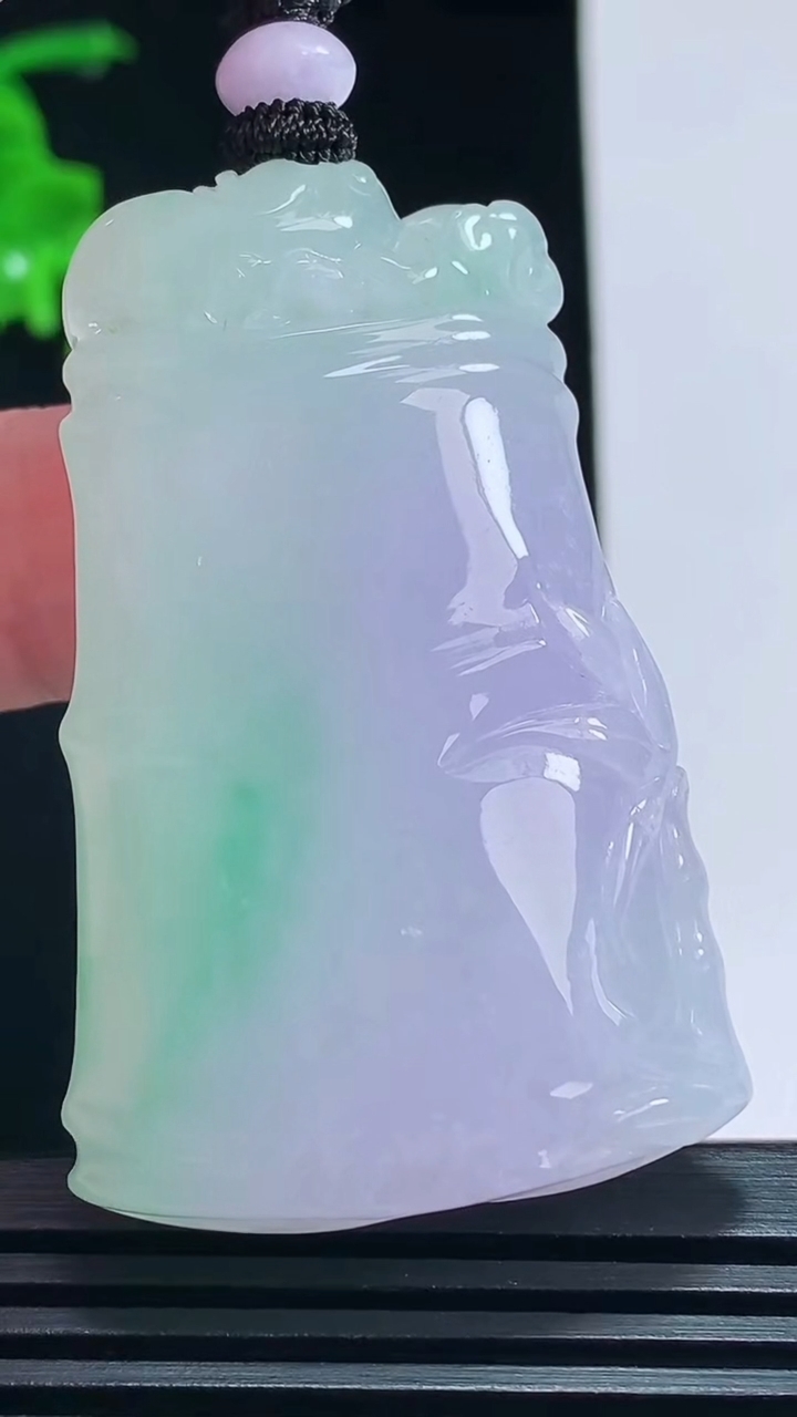 天然A货翡翠冰种春带彩 紫罗兰节节高升 竹节吊坠，尺寸50-34-12.2 重量:43.15g
7月9日
