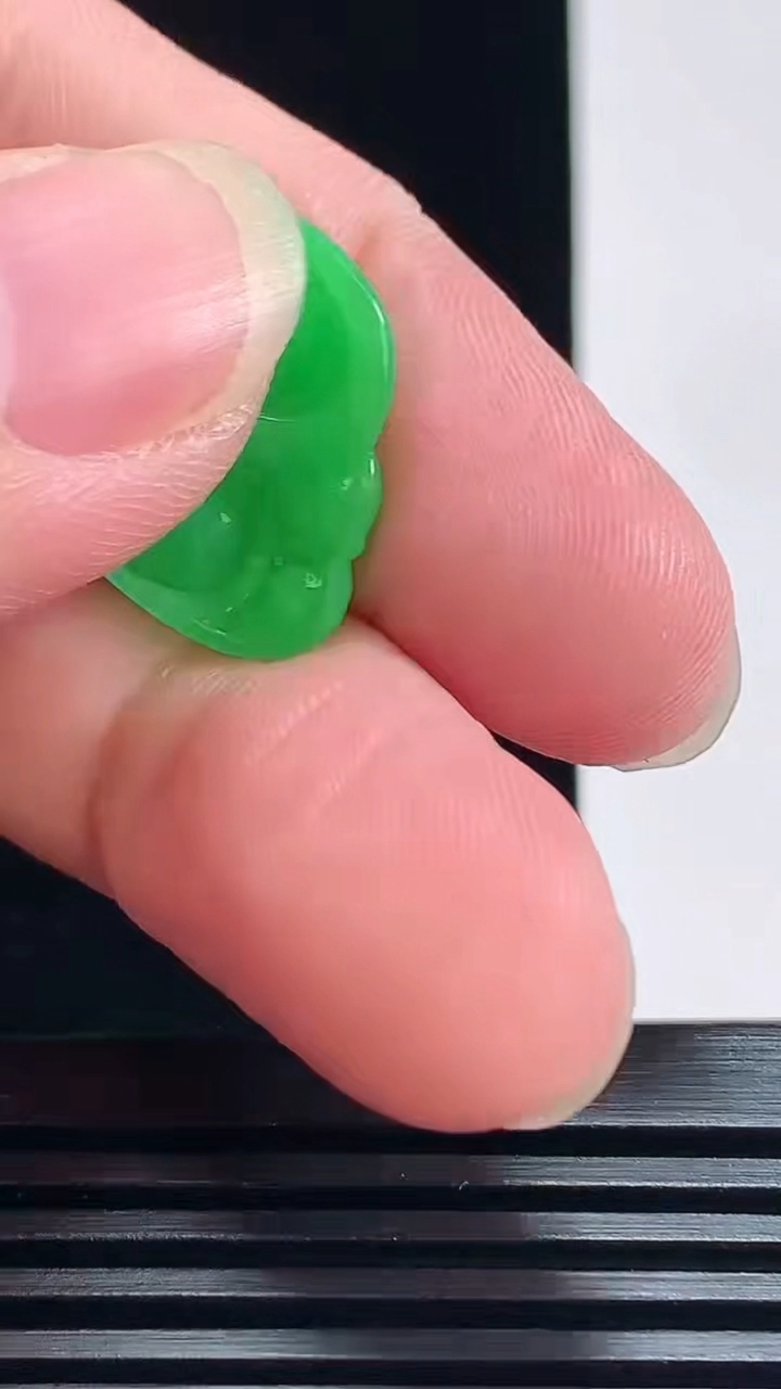 天然A货翡翠佛公吊坠，尺寸17.6-22.6-5 重量:2.95g
7月9日