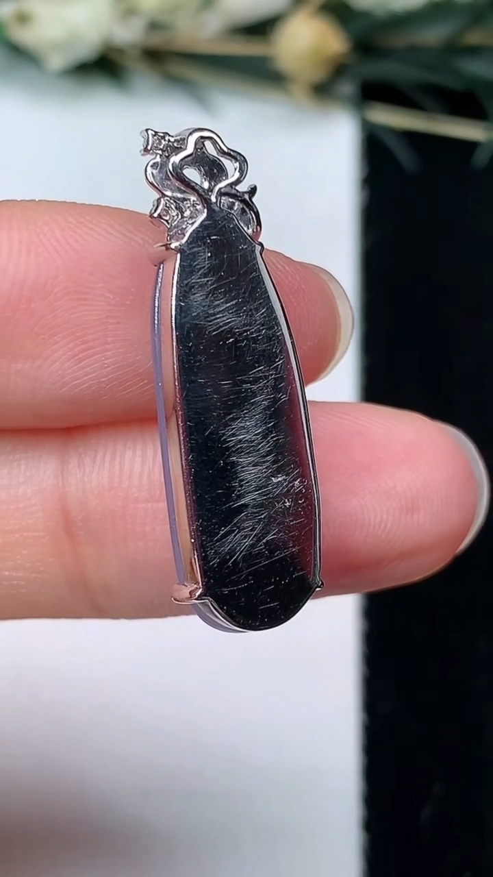 天然A货翡翠紫罗兰福瓜吊坠，尺寸22.6-8.3-5.2，重量:3.00g
7月9日
