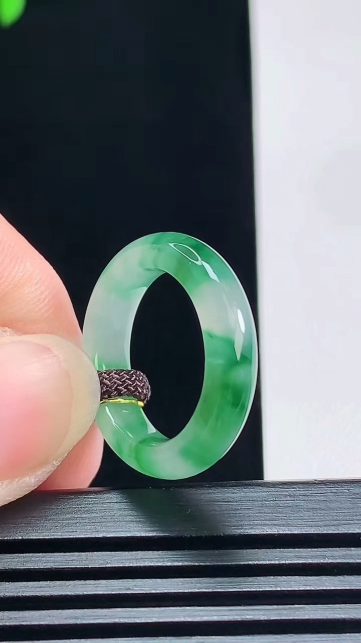 天然A货翡翠玉指环 戒指，尺寸16.3-4.2-3.5 重量:3.00g2026年7月9日
工厂直销