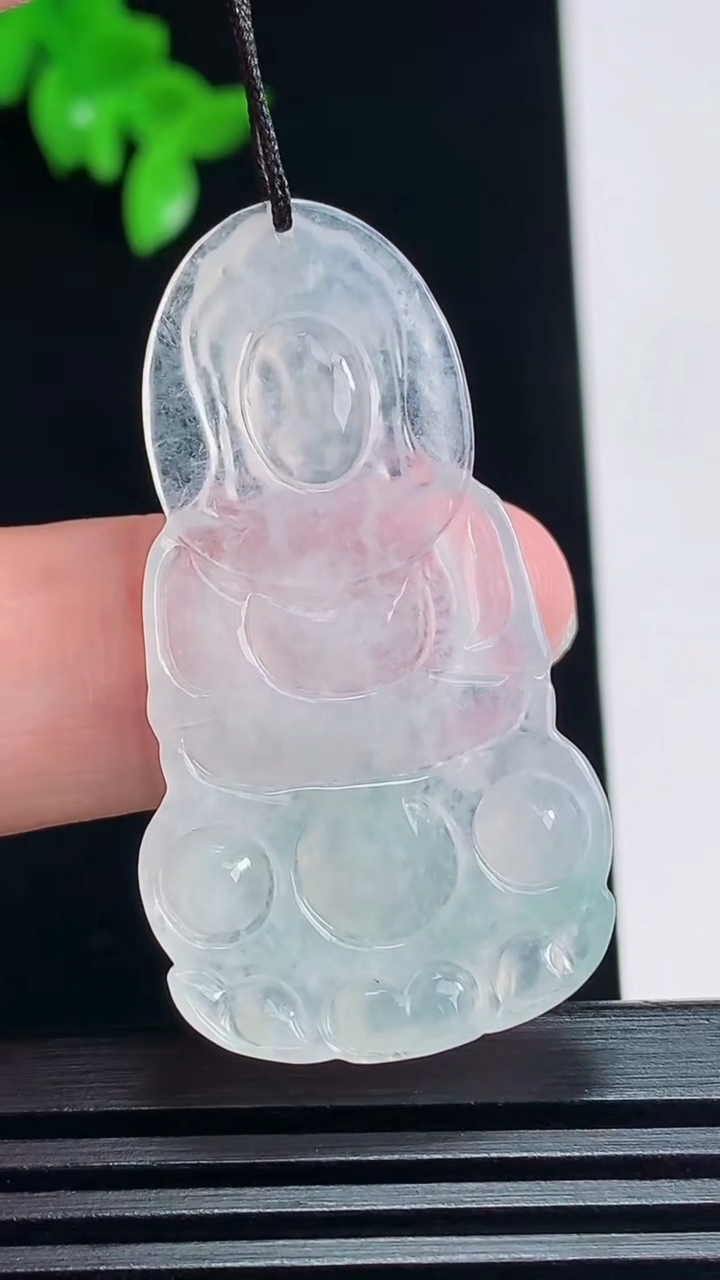 天然A货翡翠正装观音吊坠，尺寸42-23-3.5 重量:5.66g
7月9日