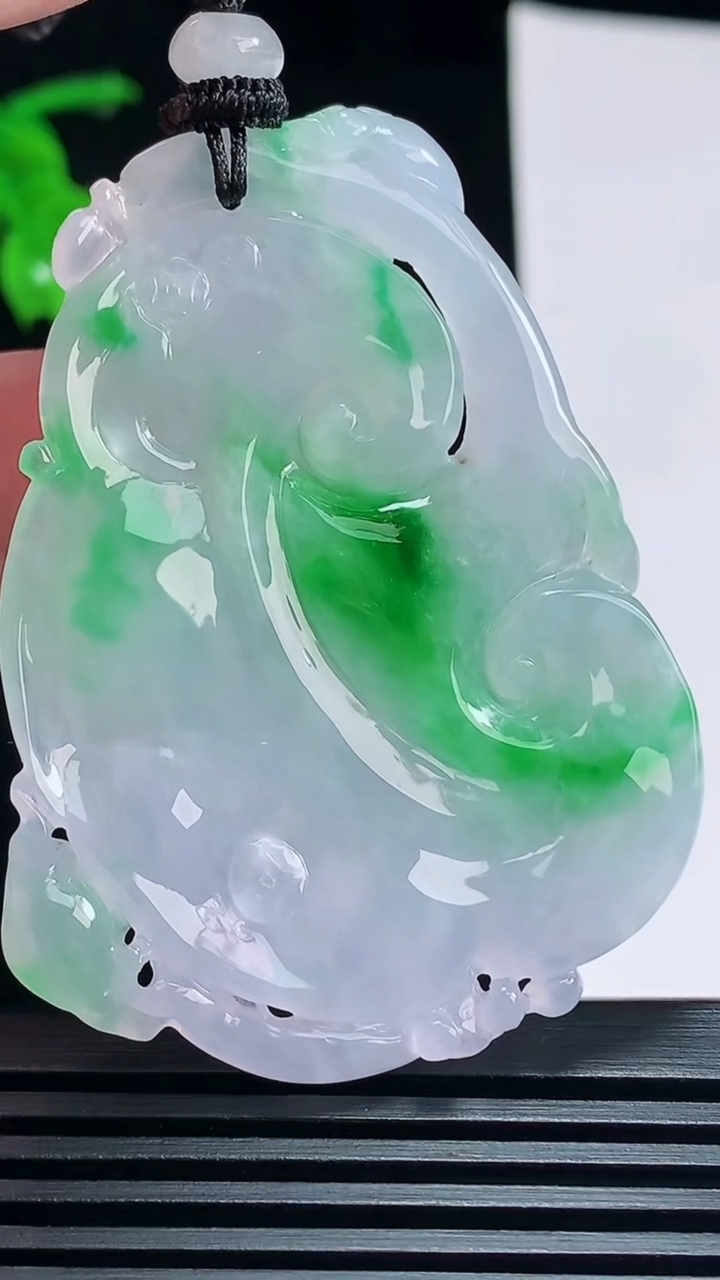 天然A货翡翠如意吊坠，尺寸56-43-5 重量:27.16g
7月9日