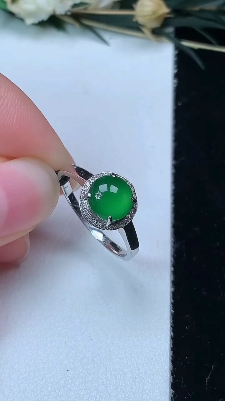 天然A货翡翠蛋面戒指，尺寸16.7-6.6，重量:2.00g2026年7月9日
工厂直销收藏佳品,种好水足，色泽均匀，有种有色，上手高大气！