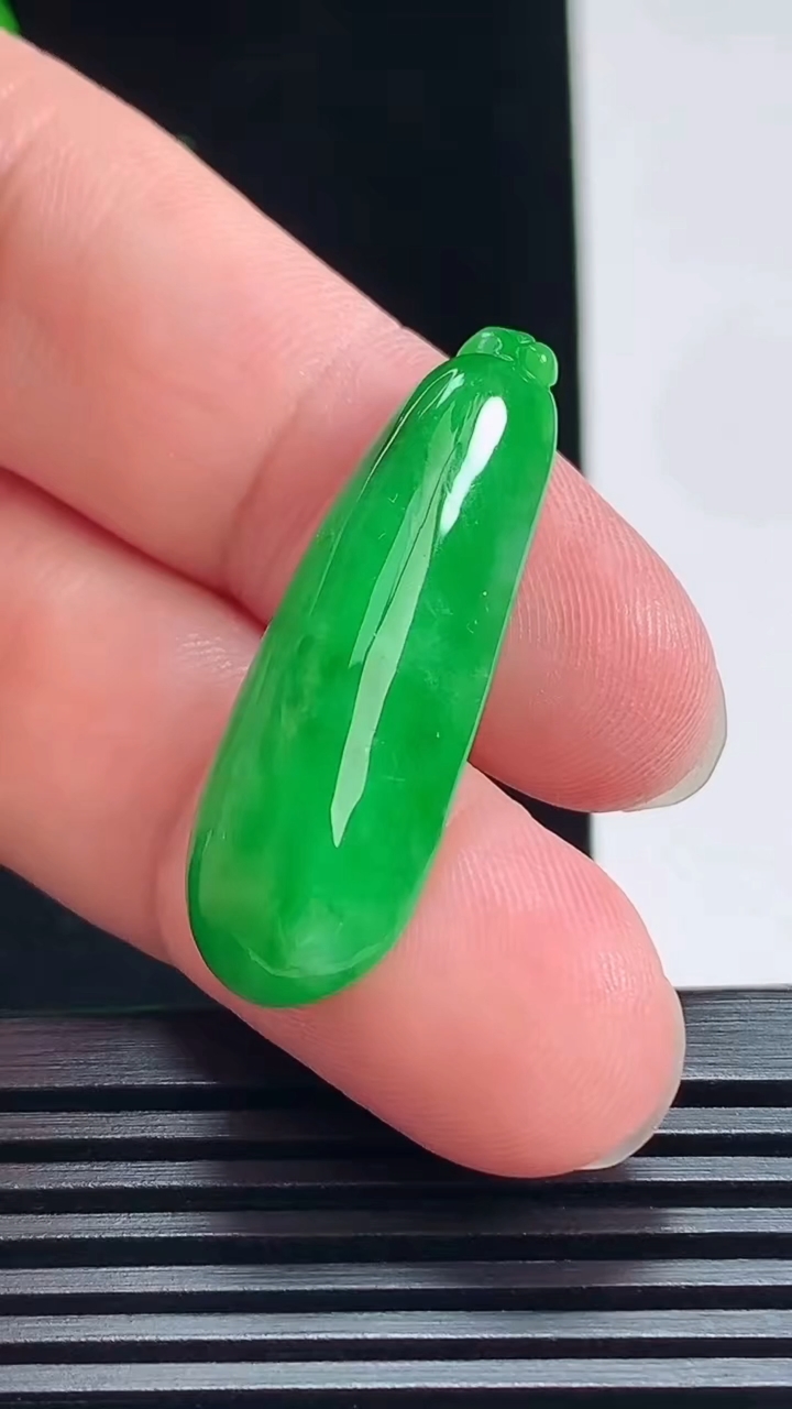 天然A货翡翠福瓜吊坠，尺寸35-12-8 重量:5.86g
7月9日