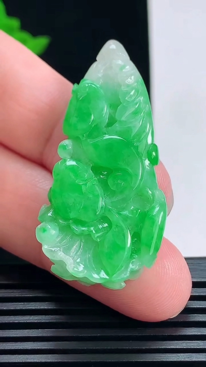 天然A货翡翠白菜吊坠，尺寸46.2-22-9.6 重量:13.01g
7月9日