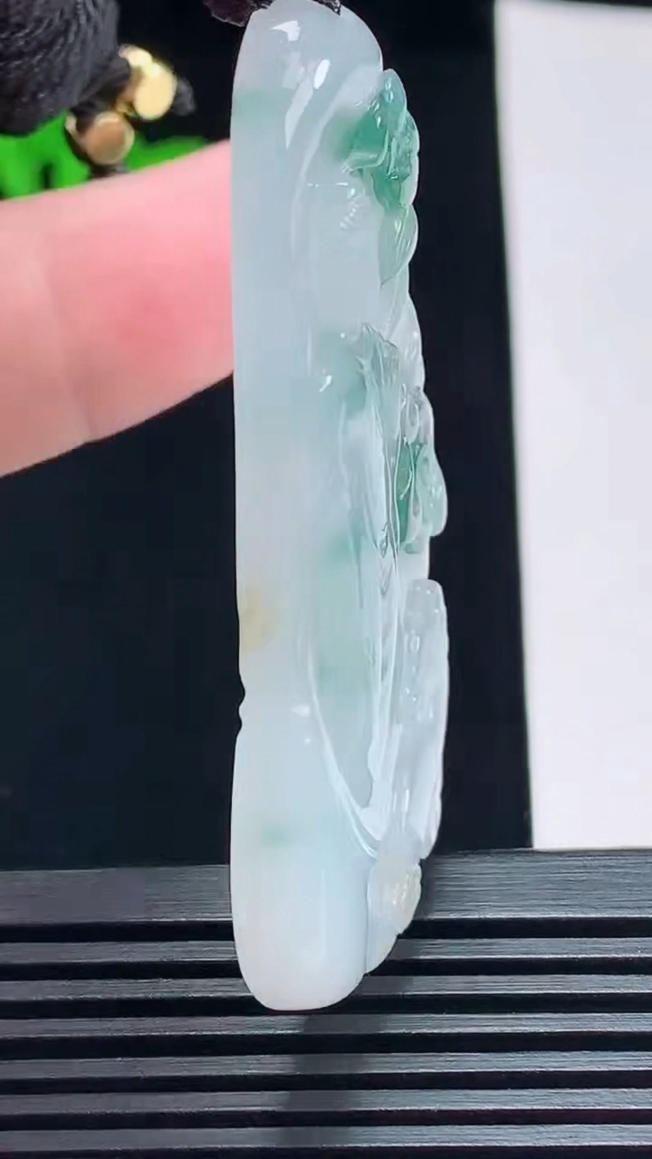 天然A货翡翠冰种飘花阿弥陀佛吊坠，尺寸56-29-6.2 重量:23.83g
7月9日