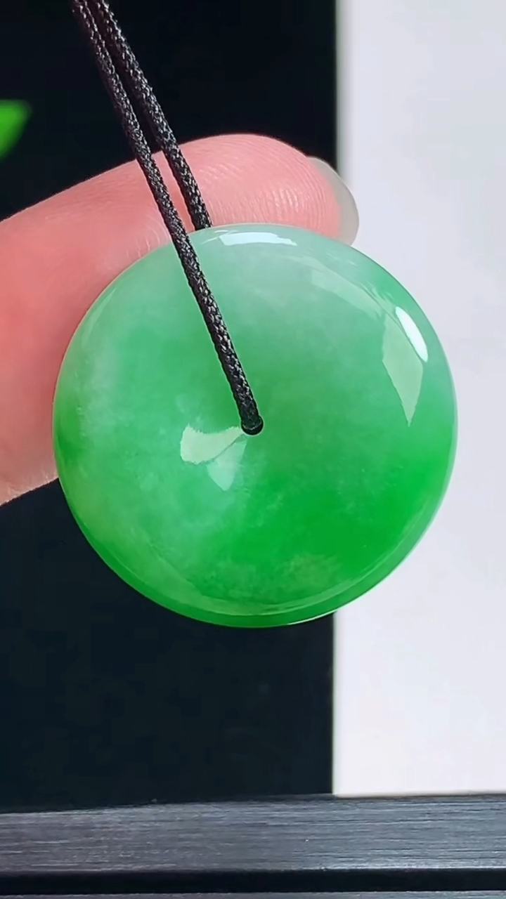 天然A货翡翠平安扣吊坠，尺寸22-5 重量:5.42g
7月9日