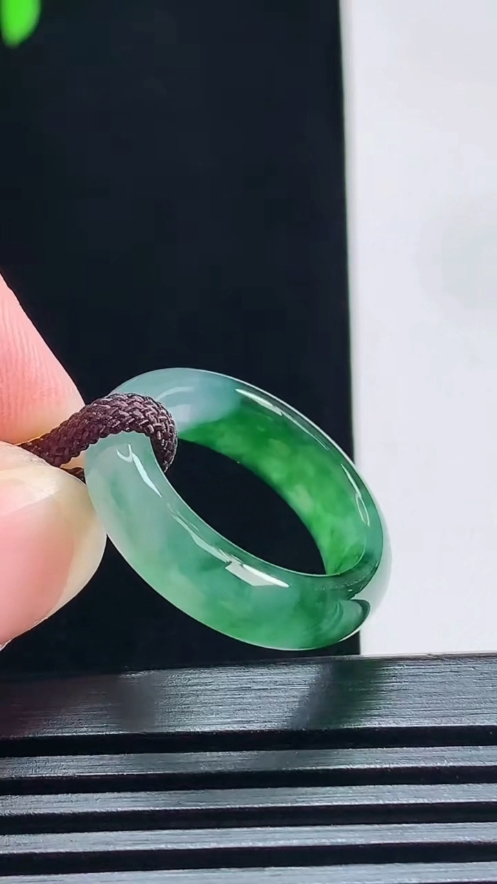 天然A货翡翠玉指环 戒指，尺寸16.8-5.6-3.5 重量:3.85g2026年7月9日
工厂直销收藏佳品,种好水足，色泽均匀，有种有色，上手高大气！