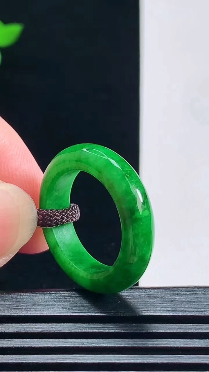 天然A货翡翠玉指环 戒指，尺寸17.5-5.2-3.6 重量:4.00g2026年7月9日
工厂直销