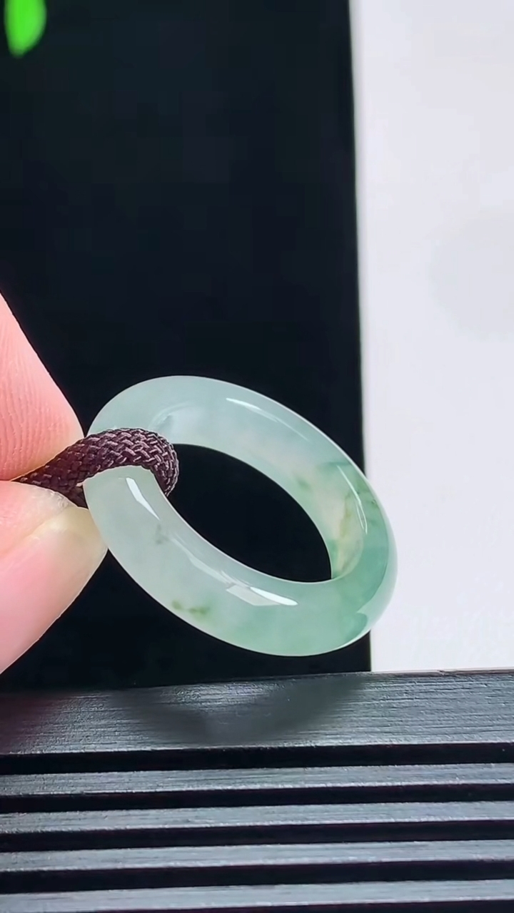 天然A货翡翠冰种飘花玉指环 戒指，尺寸17.3-5-3.6 重量:4.00g2026年7月9日
工厂直销收藏佳品,种好水足，色泽均匀，有种有色，上手高大气！