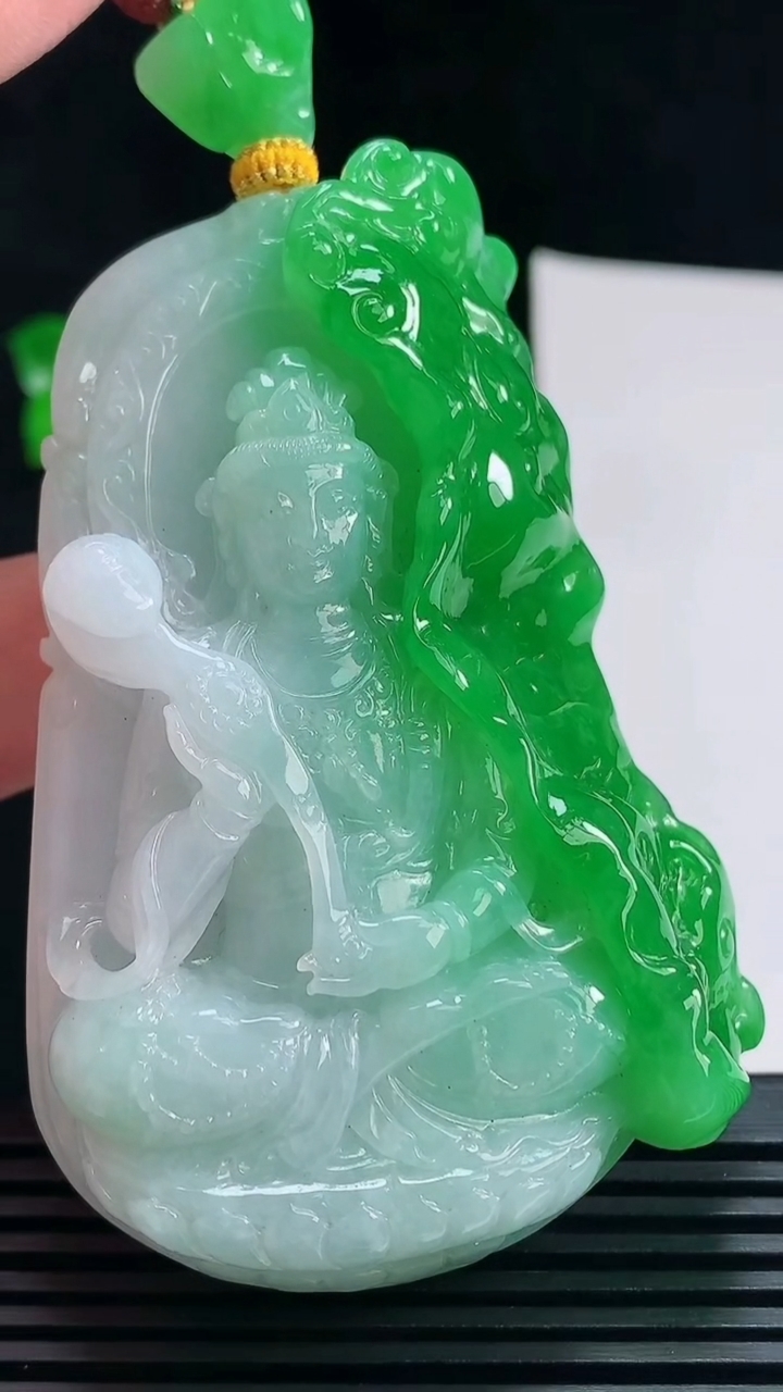 天然A货翡翠大势至菩萨吊坠，尺寸73-50-14.3 重量:95.01g
7月9日