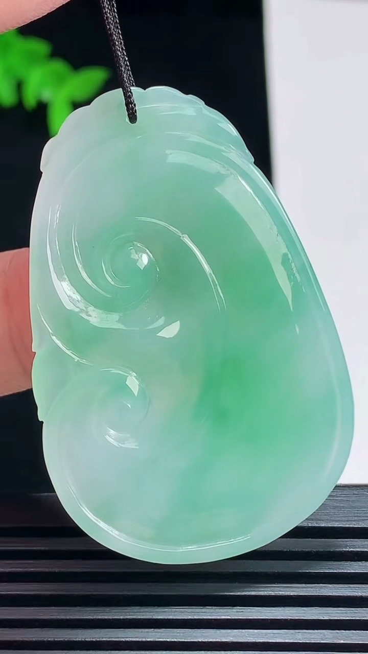 天然A货翡翠如意吊坠，尺寸49.6-33-4.8 重量:15.55g
7月9日