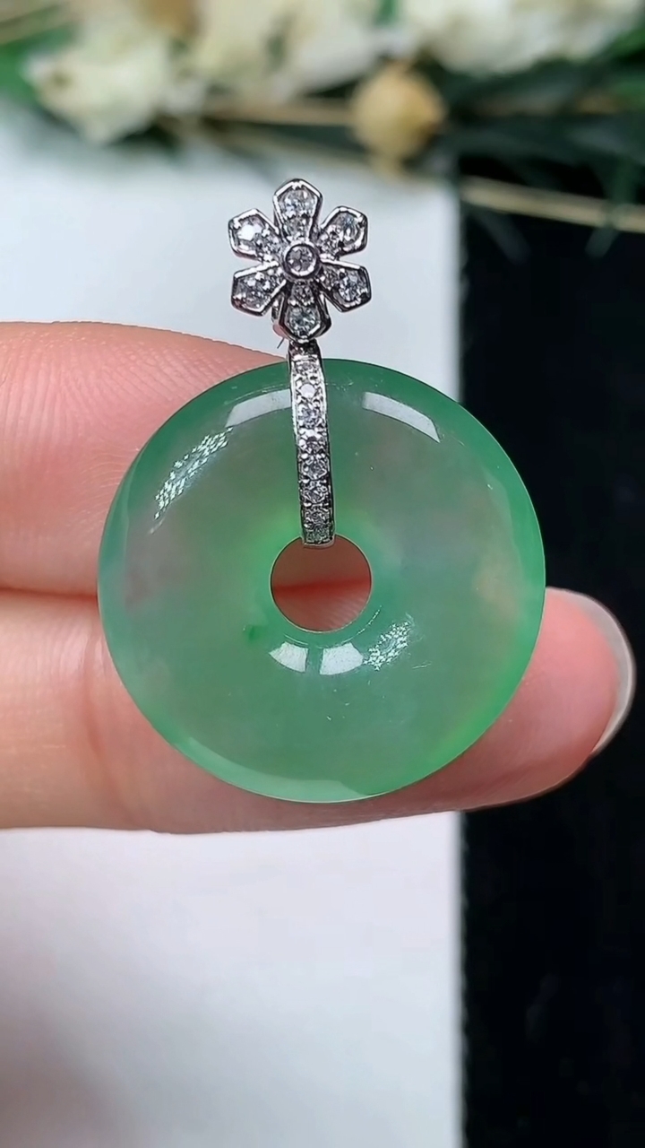 天然A货翡翠平安环吊坠，尺寸20-4.5，重量:4.30g
7月9日