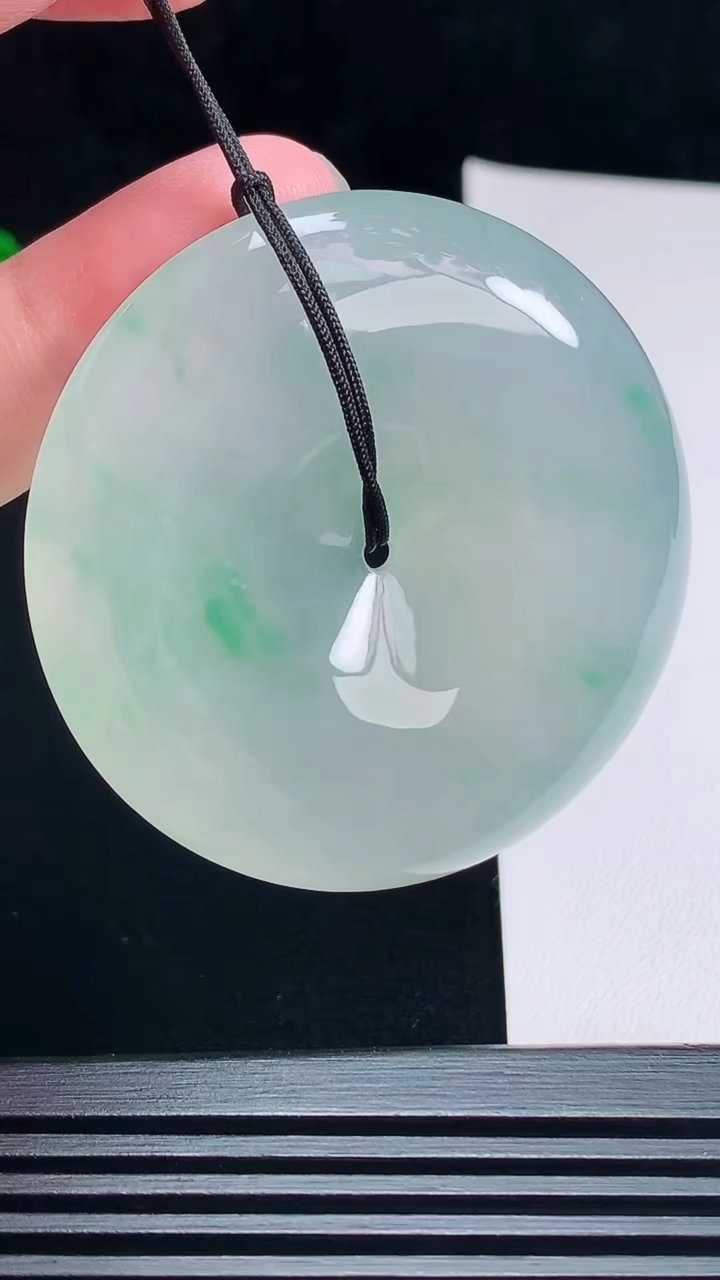 天然A货翡翠平安扣吊坠，尺寸51.5-11.6 重量:62.55g
7月9日