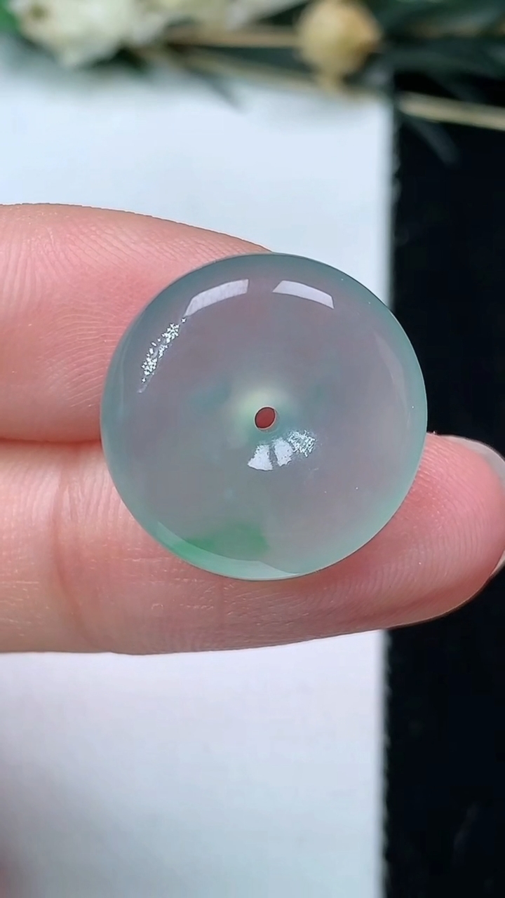 天然A货翡翠平安扣吊坠，尺寸17.3-6，重量:3.84g
7月9日