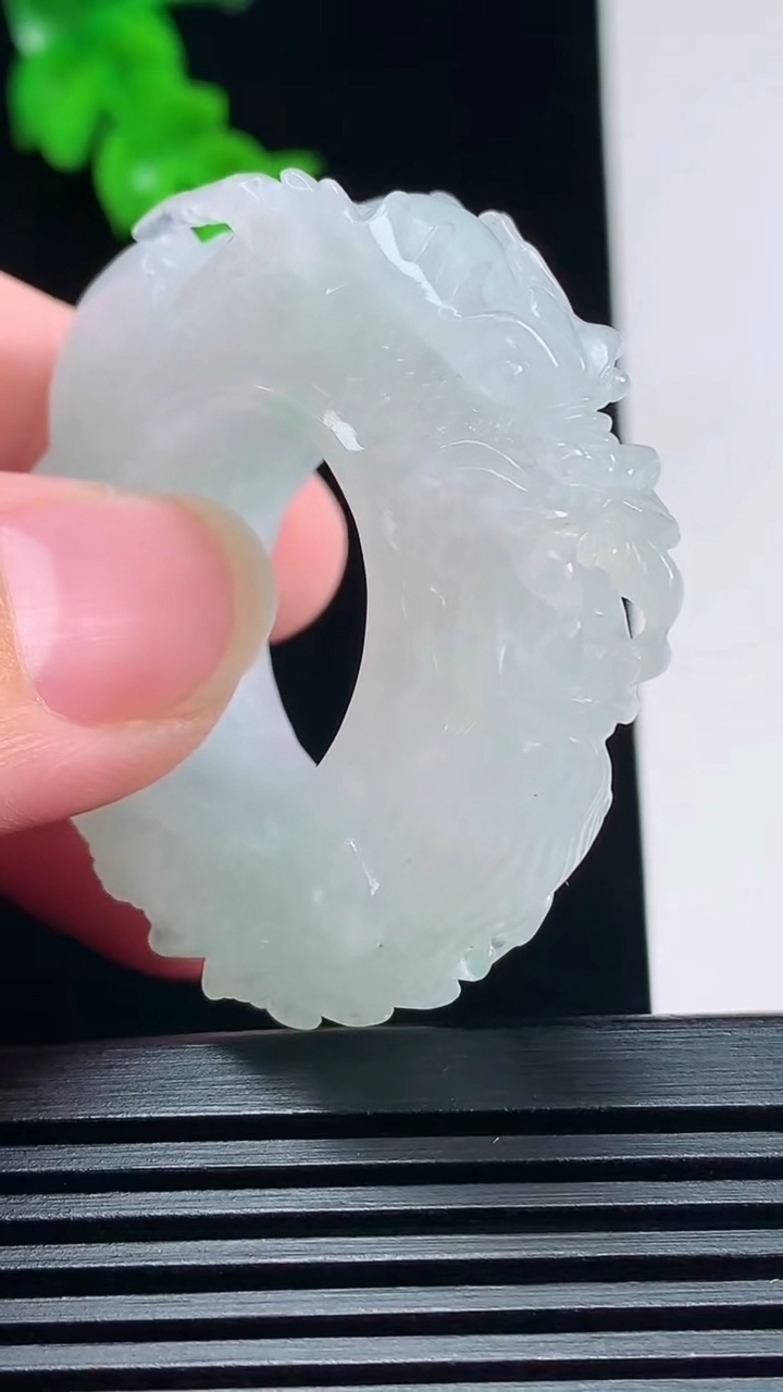 天然A货翡翠雕龙玉扳指 戒指，尺寸21.5-13-13 重量:40.80g2026年7月9日
工厂直