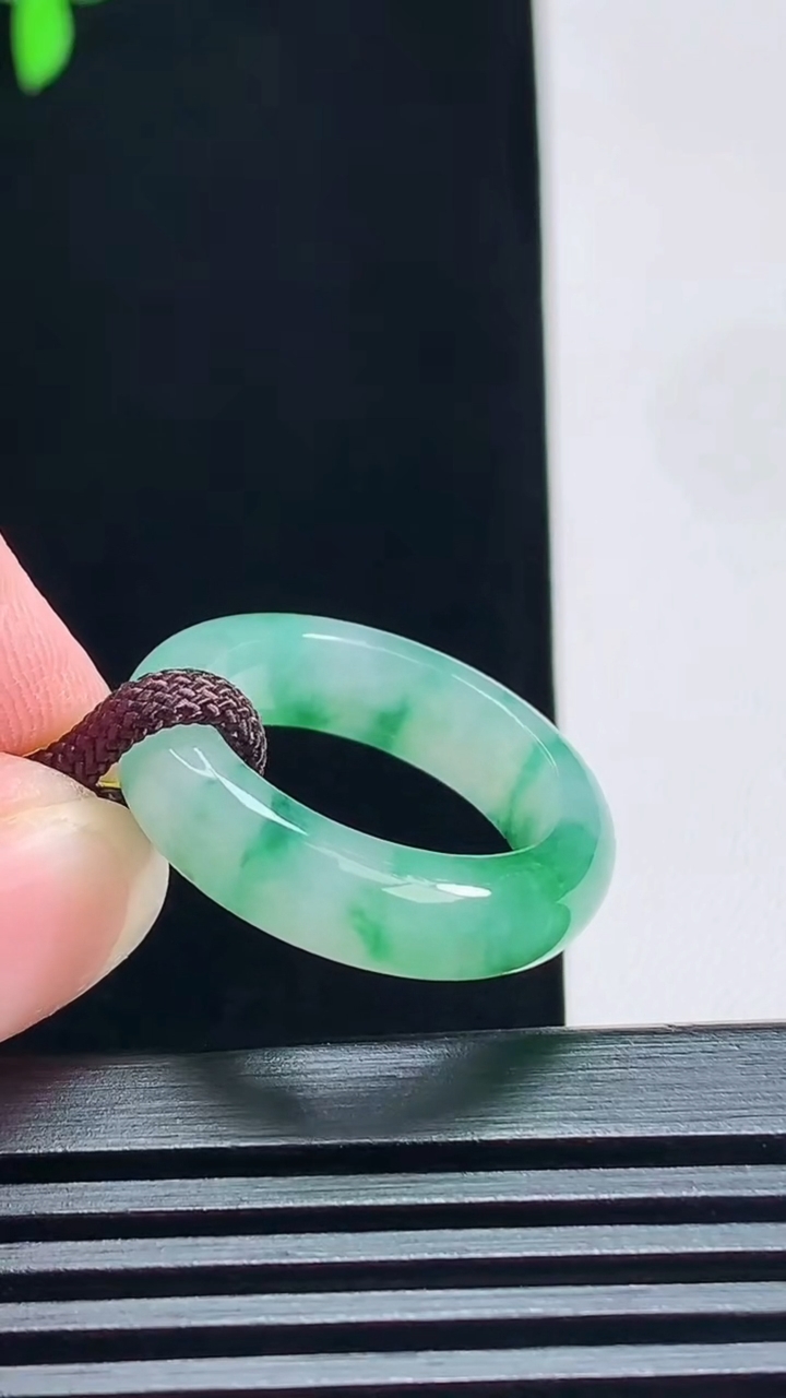 天然A货翡翠玉指环 戒指，尺寸17.3-5.5-3.6 重量:4.28g2026年7月9日
工厂直销收藏佳品,种好水足，色泽均匀，有种有色，上手高大气！