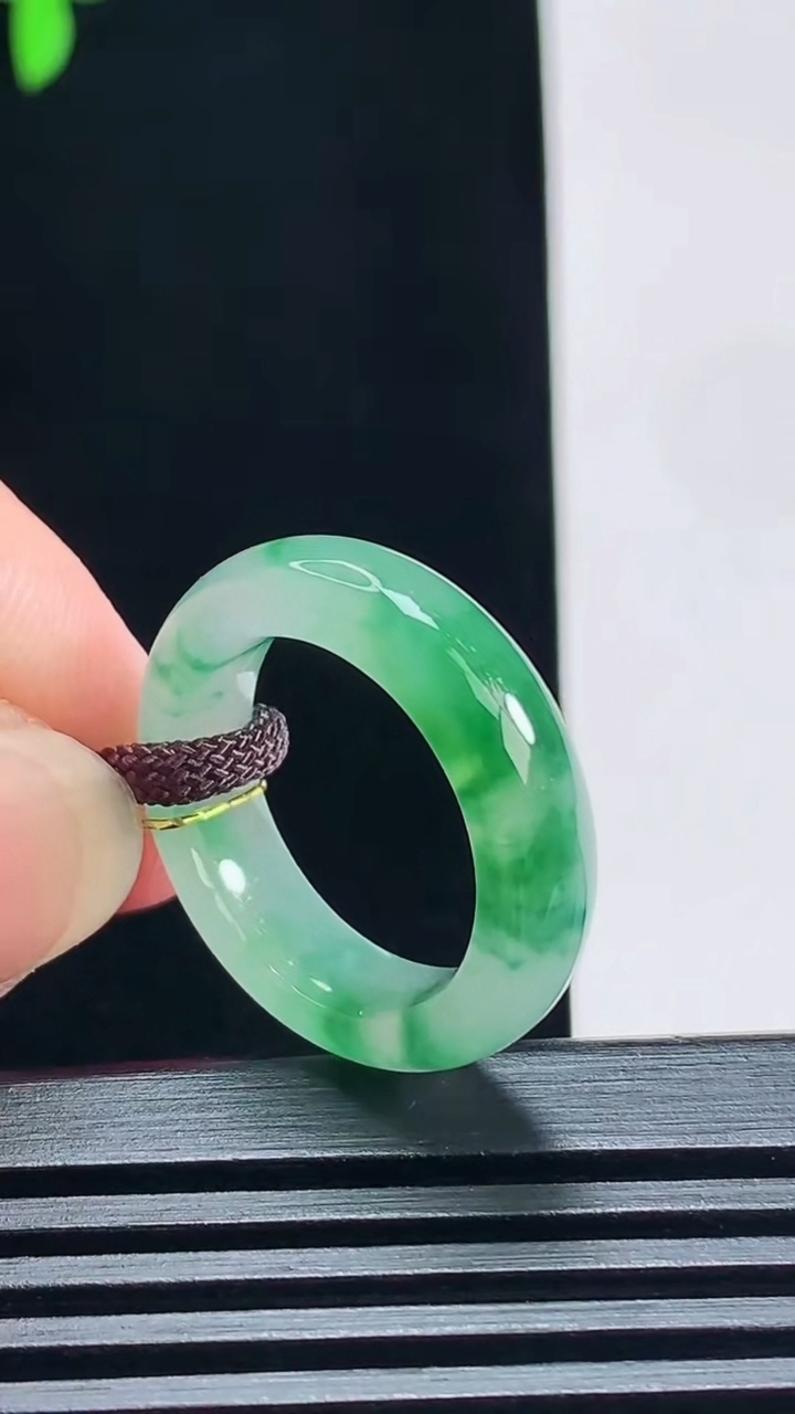 天然A货翡翠玉指环 戒指，尺寸17.3-5.5-3.6 重量:4.28g2026年7月9日
工厂直销收藏佳品,种好水足，色泽均匀，有种有色，上手高大气！