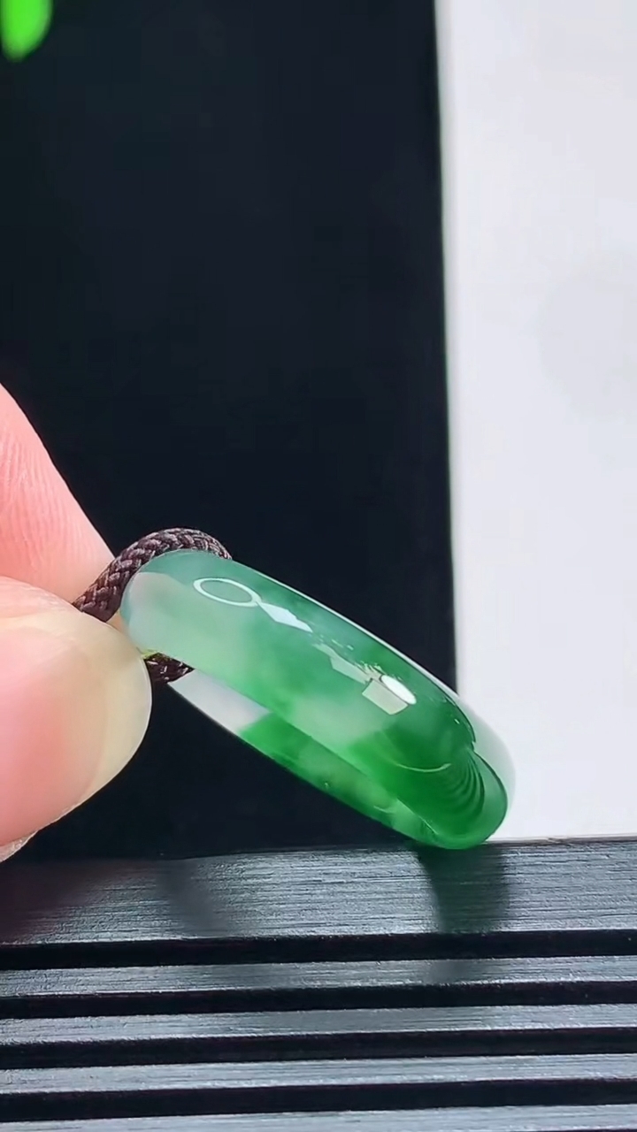 天然A货翡翠玉指环 戒指，尺寸16.8-5.6-3.5 重量:3.85g2026年7月9日
工厂直销收藏佳品,种好水足，色泽均匀，有种有色，上手高大气！