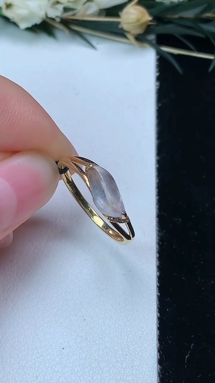 天然A货翡翠白冰随形戒指，尺寸17-8.5-4，重量:1.66g2026年7月9日
工厂直销收藏佳品