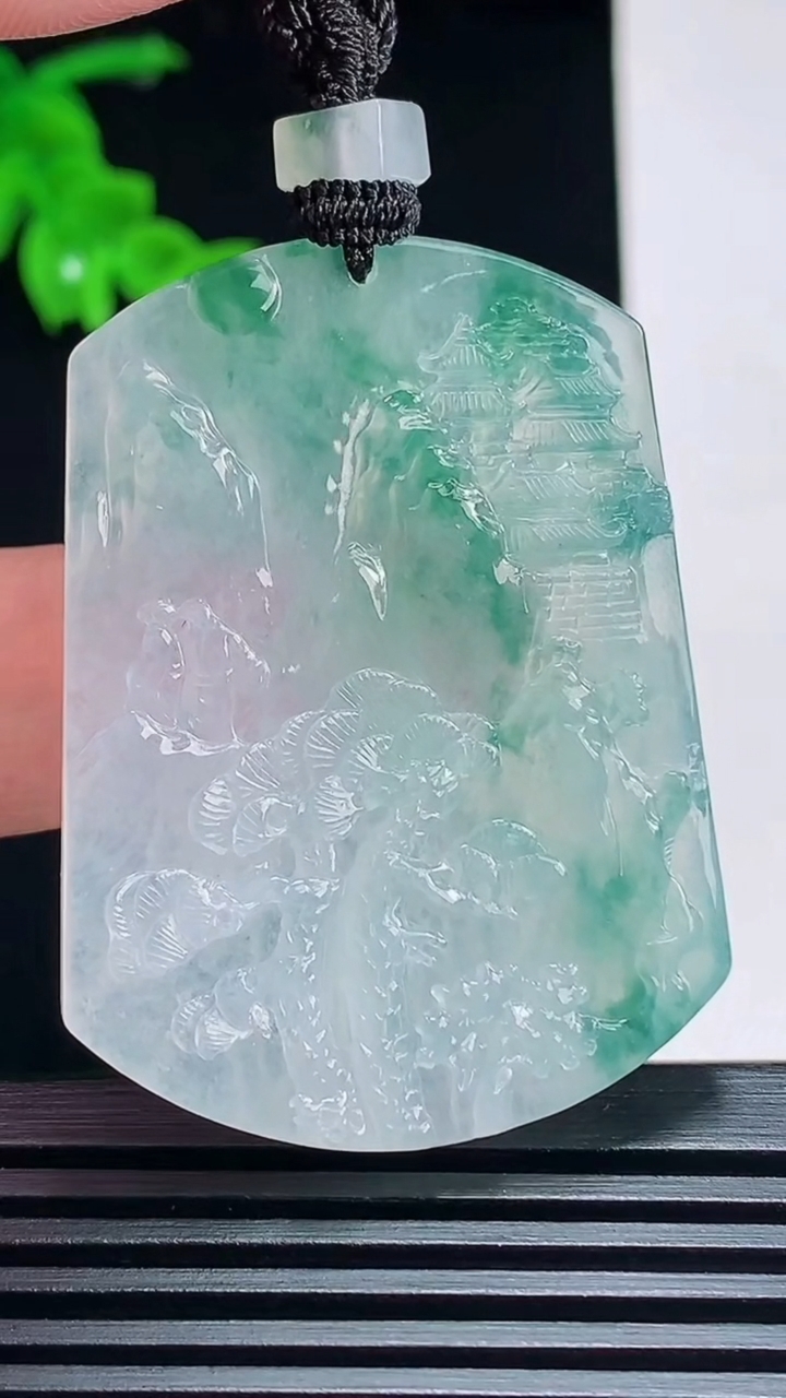 天然A货翡翠种飘花山水牌吊坠，尺寸47-35-4.8 重量:20.83g
7月9日