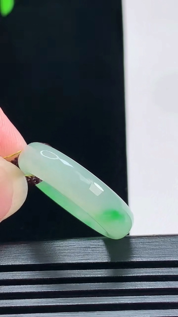 天然A货翡翠玉指环 戒指，尺寸18.5-5.6-3.8 重量:4.55g2026年7月9日
工厂直销收藏佳品,种好水足，色泽均匀，有种有色，上手高大气！