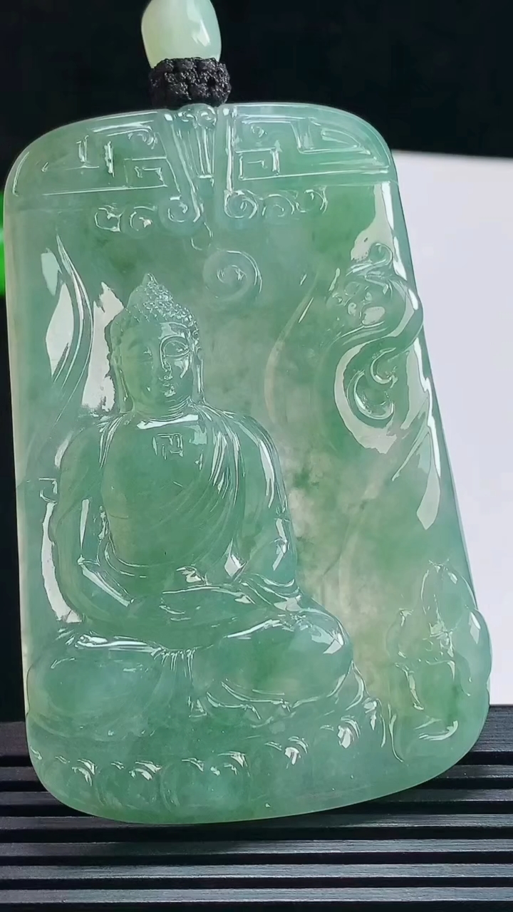 天然A货翡翠大日如来佛吊坠，尺寸71-45.5-5.2 重量:50.64g
7月9日