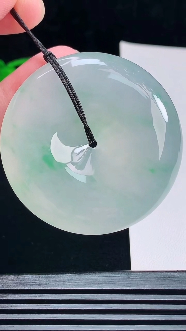 天然A货翡翠平安扣吊坠，尺寸51.5-11.6 重量:62.55g
7月9日