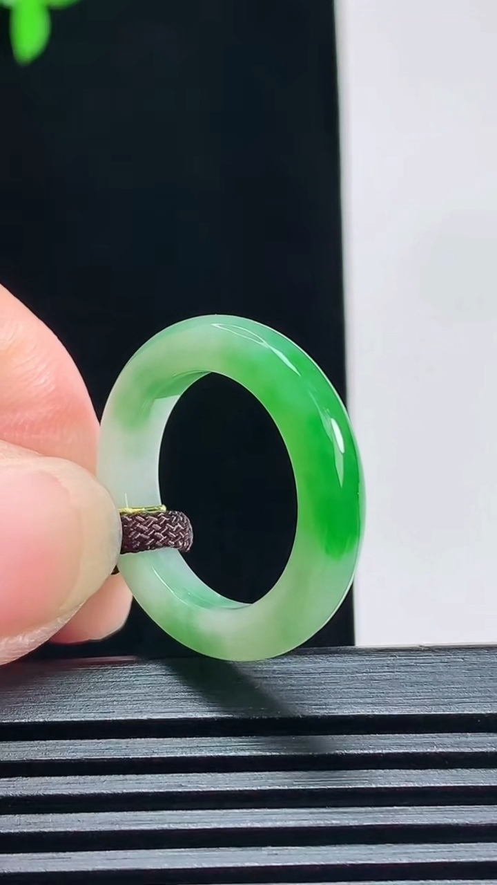 天然A货翡翠玉指环 戒指，尺寸17.5-4-3.8 重量:3.35g2026年7月9日
工厂直销收藏